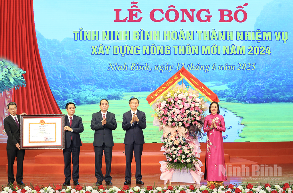 Thay mặt lãnh đạo Đảng, Nhà nước, đồng chí Phó Chủ tịch Quốc hội Nguyễn Thị Thanh trao Bằng công nhận tỉnh hoàn thành nhiệm vụ xây dựng NTM năm 2024 cho Đảng bộ, Chính quyền và Nhân dân tỉnh Ninh Bình.