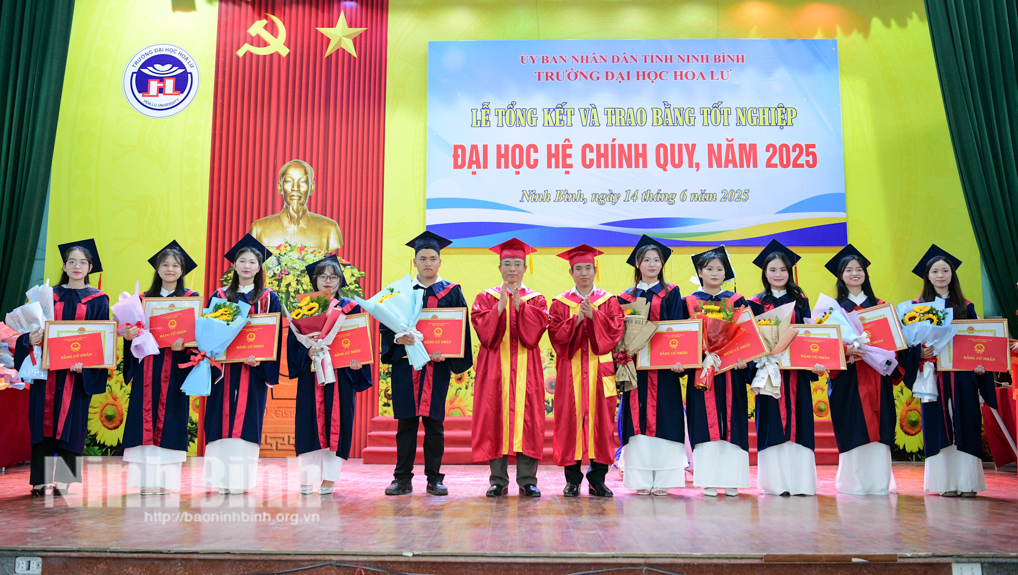 Ban giám hiệu nhà trường trao bằng tốt nghiệp cho học sinh xuất sắc.