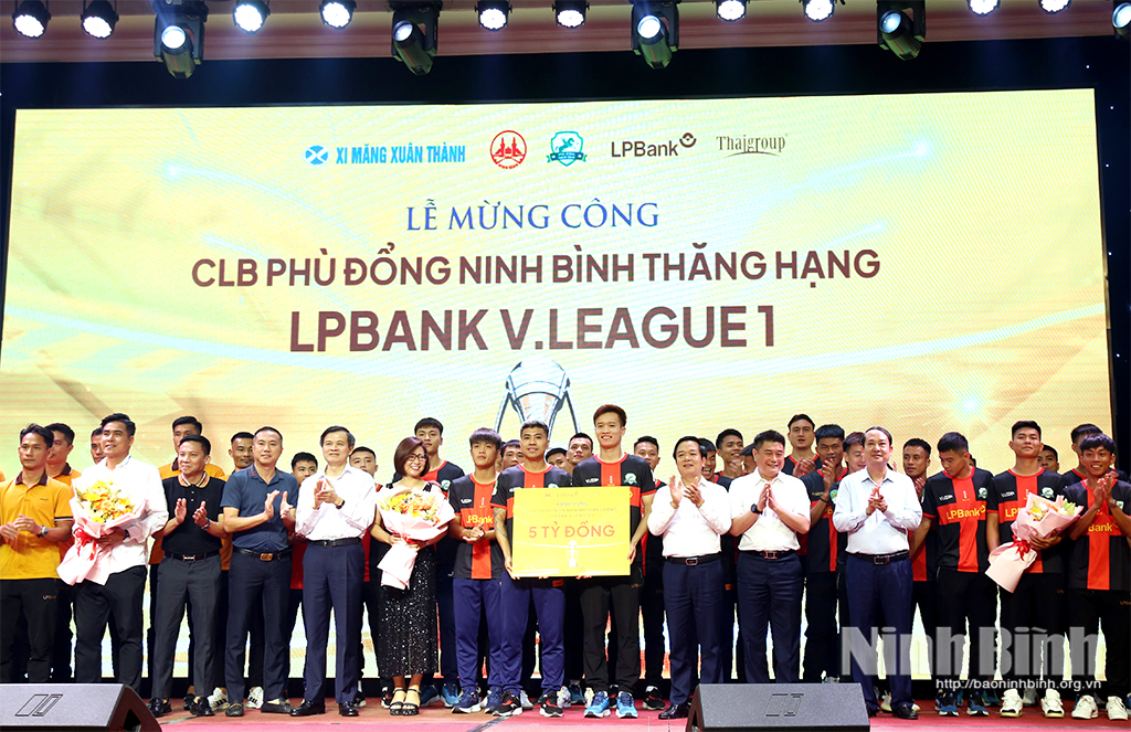 Các đồng chí lãnh đạo tỉnh và các đại biểu tặng hoa chúc mừng CLB Phù Đổng Ninh Bình.