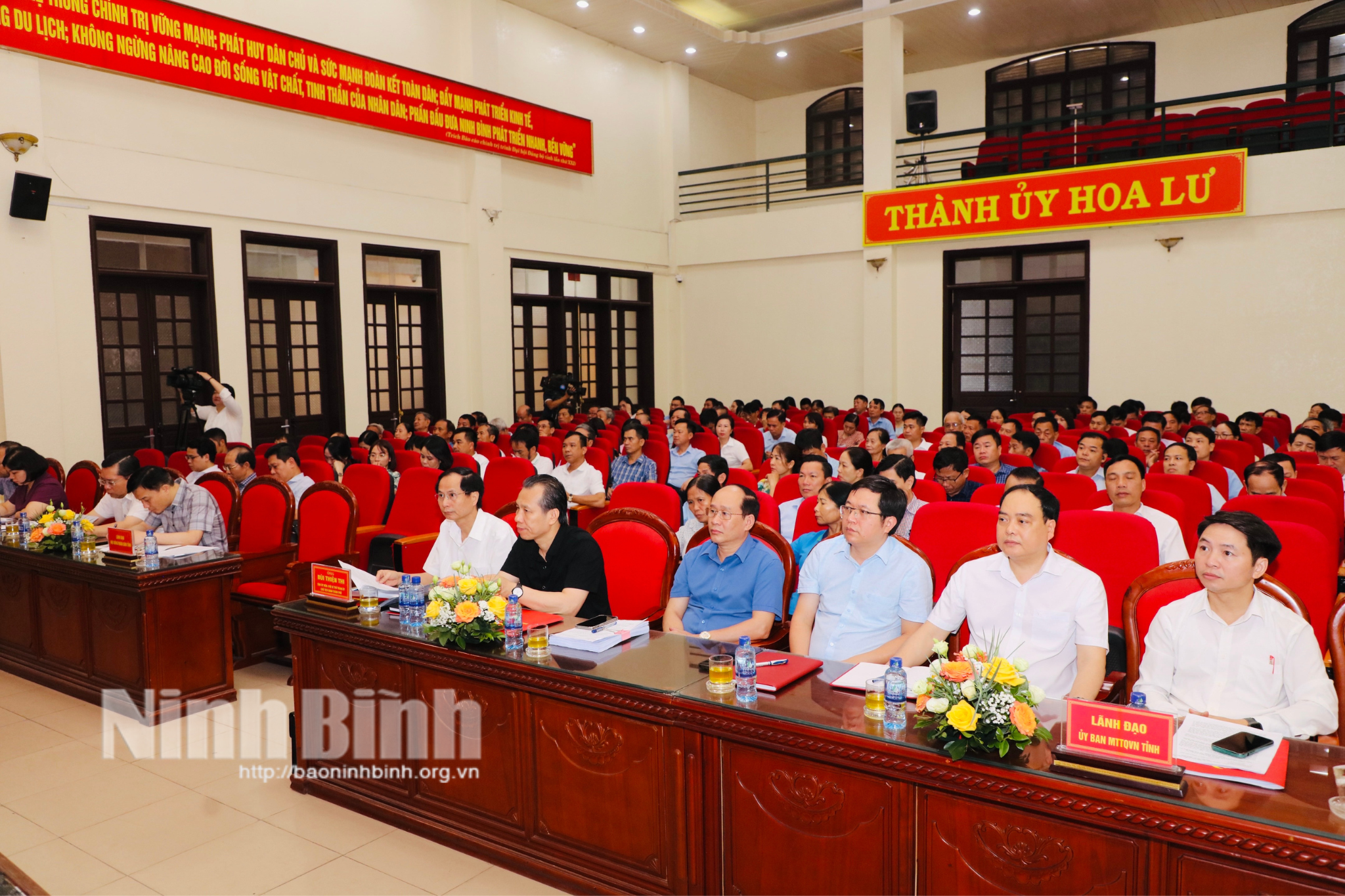 Các đại biểu dự hội nghị tiếp xúc cử tri. Ảnh: Đức Lam