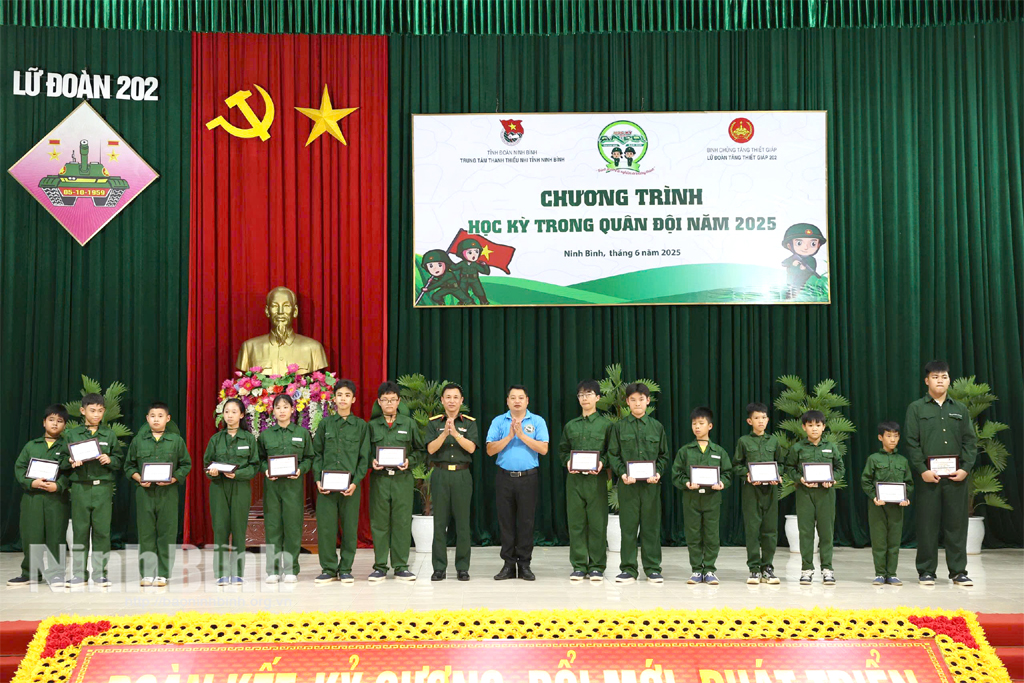 Ban tổ chức chương trình “Học kỳ trong Quân đội” năm 2025 trao Giấy khen cho các em có thành tích xuất sắc.