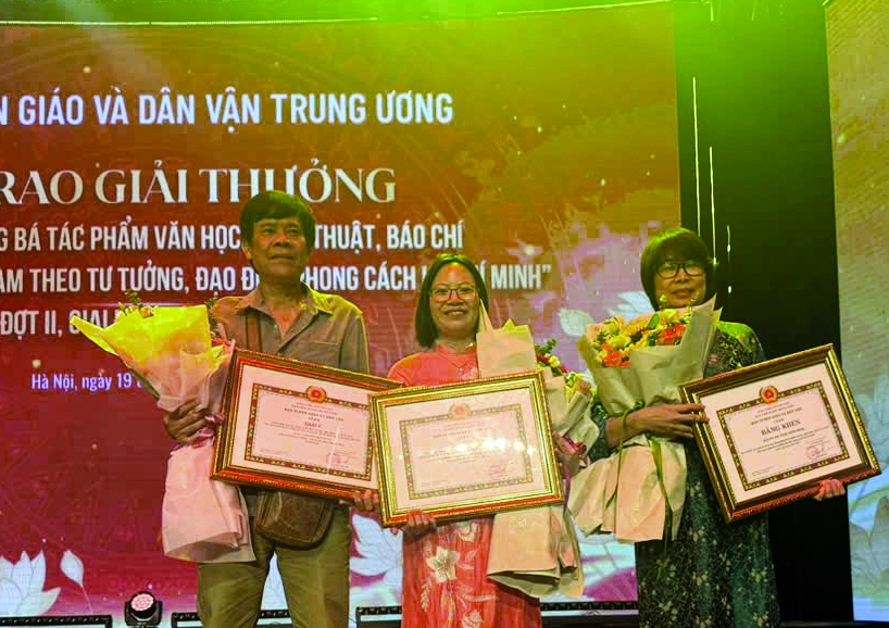Các tập thể, cá nhân của tỉnh Ninh Bình nhận giải thưởng tại Lễ trao Giải thưởng sáng tác, quảng bá tác phẩm văn học, nghệ thuật, báo chí về chủ đề “Học tập và làm theo tư tưởng, đạo đức, phong cách Hồ Chí Minh” đợt II, giai đoạn 2021-2025. Ảnh: CTV