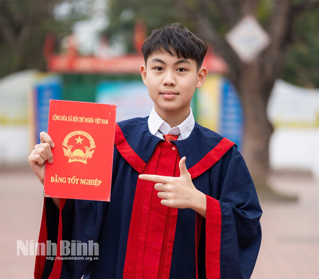 Em Trần Quang Vinh, học sinh lớp 9D, Trường THCS Lê Hồng Phong (thành phố Hoa Lư) đỗ thủ khoa lớp 10 chuyên Vật lý, Trường THPT chuyên Lương Văn Tụy.