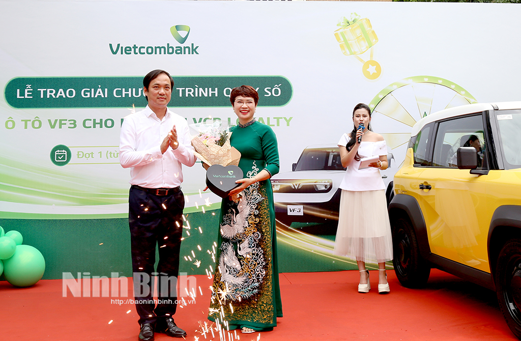 Phó Giám đốc Chi nhánh Vietcombank Ninh Bình trao tặng phần thưởng đặc biệt cho khách hàng may mắn.