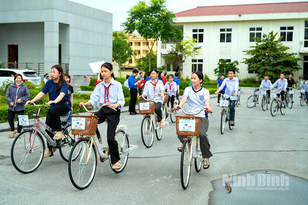 Học sinh có hoàn cảnh khó khăn phấn khởi khi được nhận xe đạp từ nhà tài trợ. Ảnh: Ngọc Linh