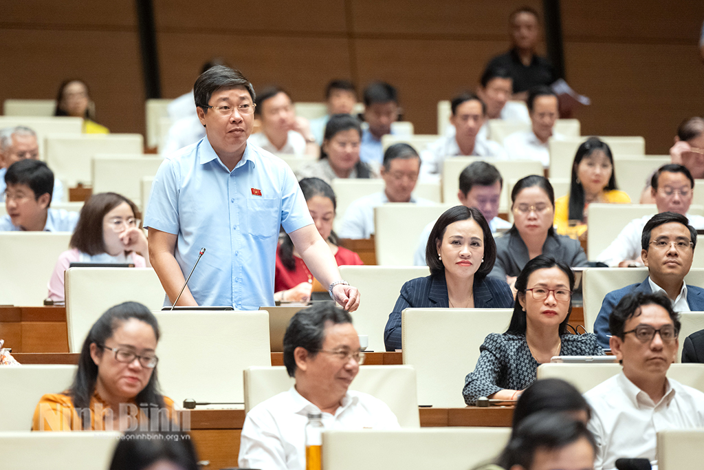 Đại biểu Mai Khanh (Đoàn ĐBQH tỉnh Ninh Bình) chất vấn Phó Thủ tướng Thường trực Chính phủ Nguyễn Hoà Bình về các giải pháp để đạt mục tiêu tăng trưởng 8% trong năm 2025. Ảnh: P.V