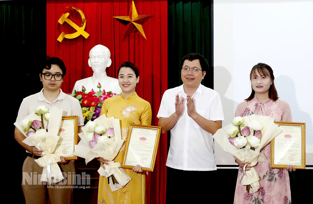 Đại diện UBND thành phố Hoa Lư trao Giấy chứng nhận quyền sử dụng nhãn hiệu “Sen Hoa Lư- Ninh Bình” cho các hộ, doanh nghiệp.