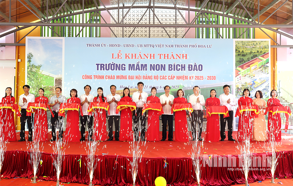 Các đại biểu cắt băng khánh thành Trường Mầm non Bích Đào.