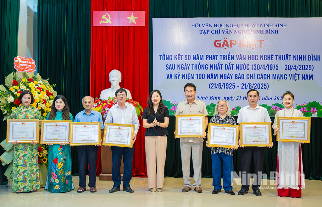 Lãnh đạo Ban Tuyên giáo và Dân vận Tỉnh ủy trao Bằng khen của Chủ tịch UBND tỉnh cho các cá nhân có thành tích xuất sắc trong công tác phát triển VHNT.