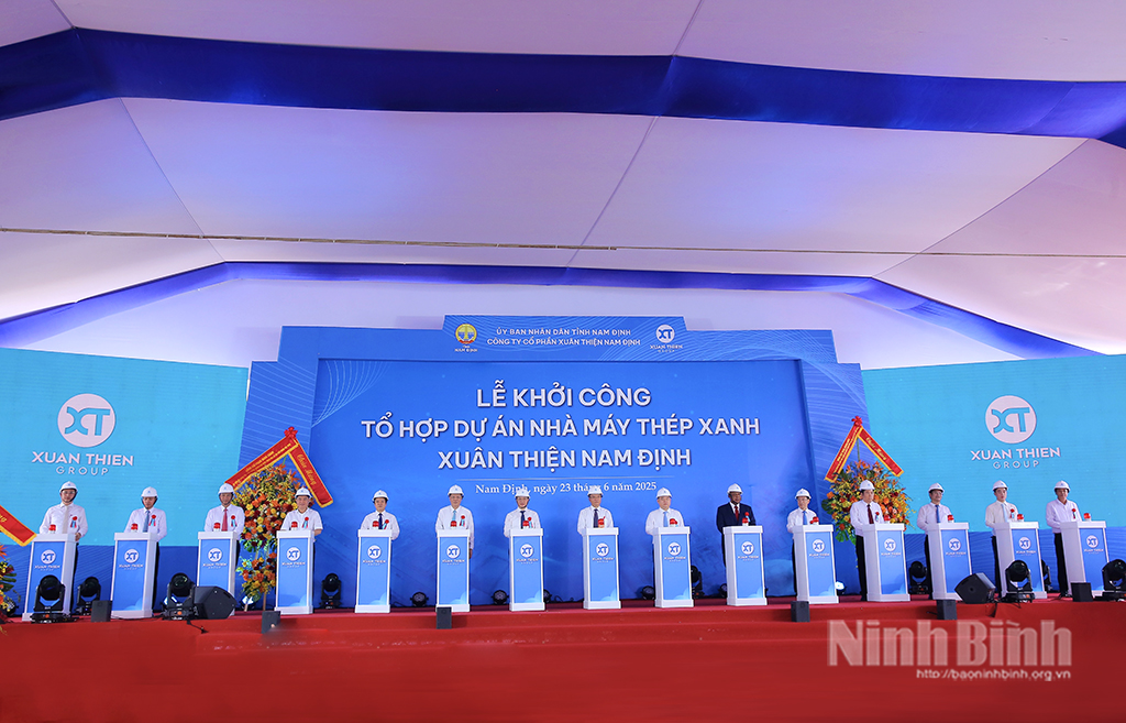 Các đại biểu bấm nút khởi công Tổ hợp Dự án Thép xanh Xuân Thiện Nam Định.