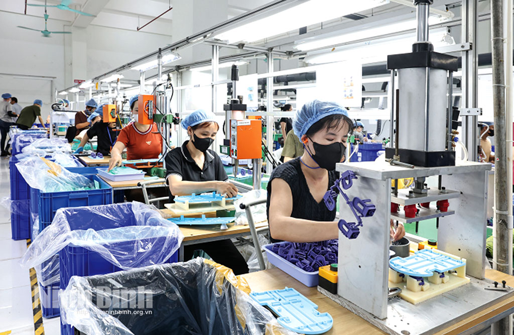 Dây chuyền sản xuất của Công ty TNHH Dream Plastic Ninh Bình (Cụm công nghiệp Khánh Thượng, huyện Yên Mô). Ảnh: Minh Quang