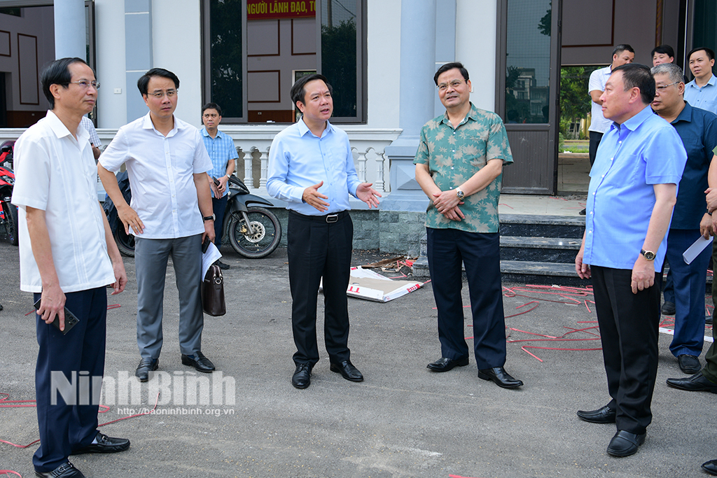 Đồng chí Chủ tịch UBND tỉnh Phạm Quang Ngọc kiểm tra công tác chuẩn bị các điều kiện cho việc vận hành đơn vị hành chính cấp xã mới tại phường Ninh Khánh, thành phố Hoa Lư.