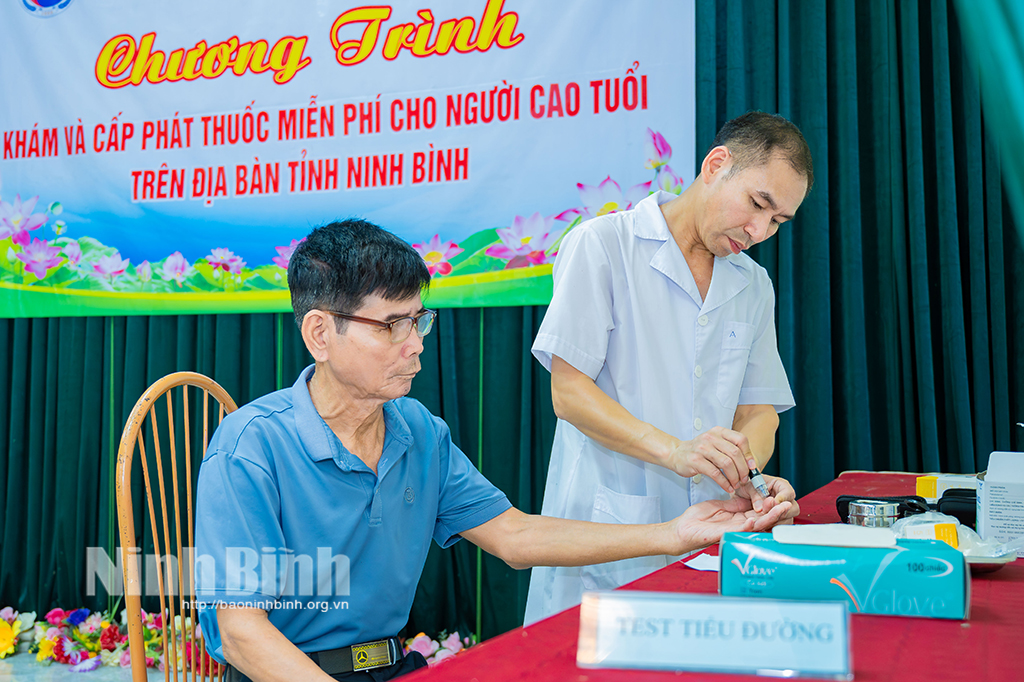 Khám bệnh miễn phí cho người cao tuổi trên địa bàn xã Quảng Lạc (Nho Quan).