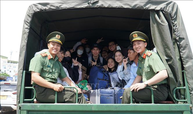 Học sinh ở các xã đảo được Đoàn Thanh niên Công an tỉnh đưa đến nơi ở tại thành phố Rạch Giá. Ảnh: TTXVN