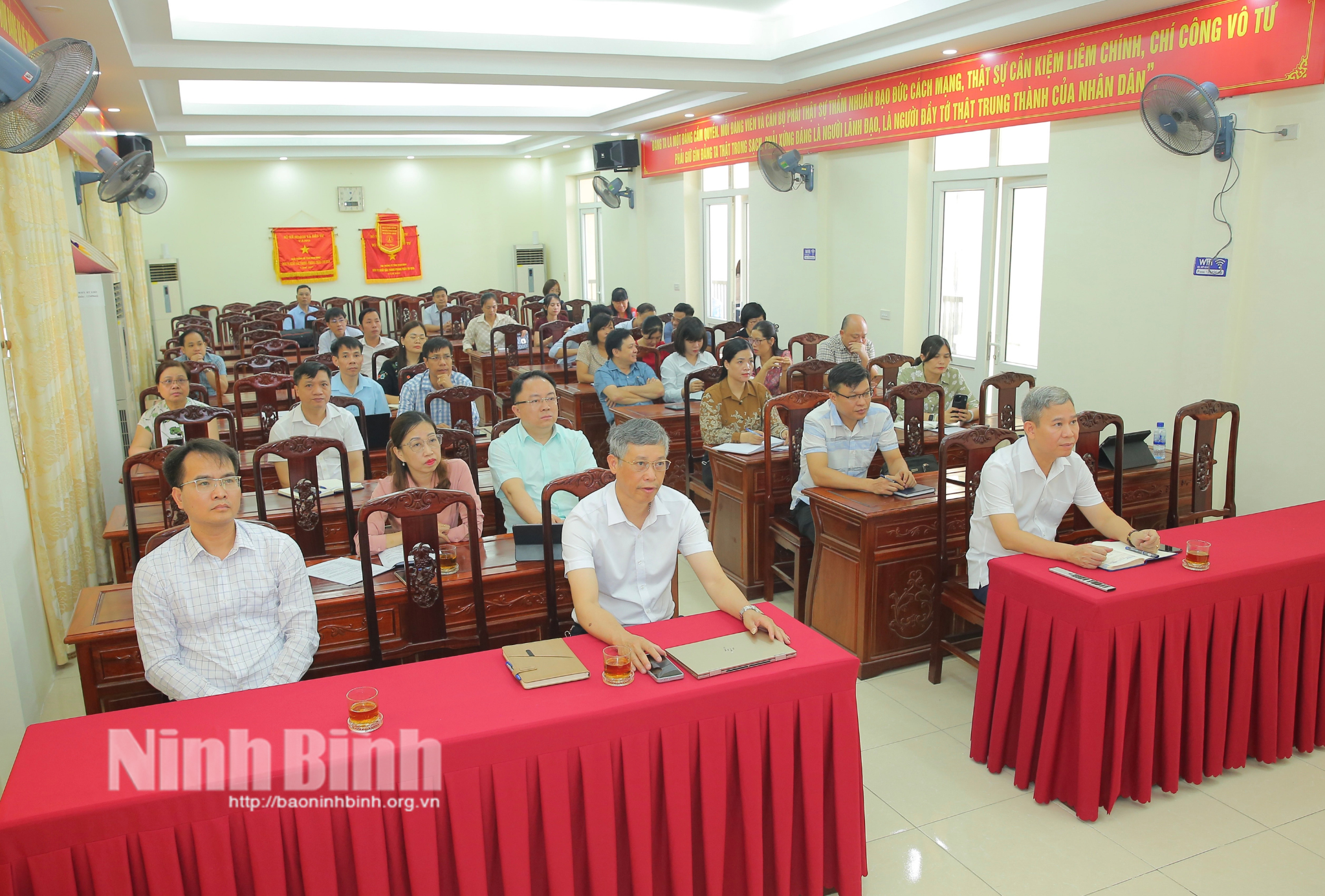 Các đại biểu dự hội nghị tại điểm cầu Ninh Bình.