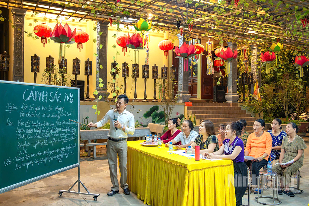 NSƯT Mai Thế Tưởng đứng lớp truyền dạy hát chèo cho người dân tại sân chùa Yên Khoái Hạ (phường Ninh Phúc, thành phố Hoa Lư). Ảnh: Ngọc Linh