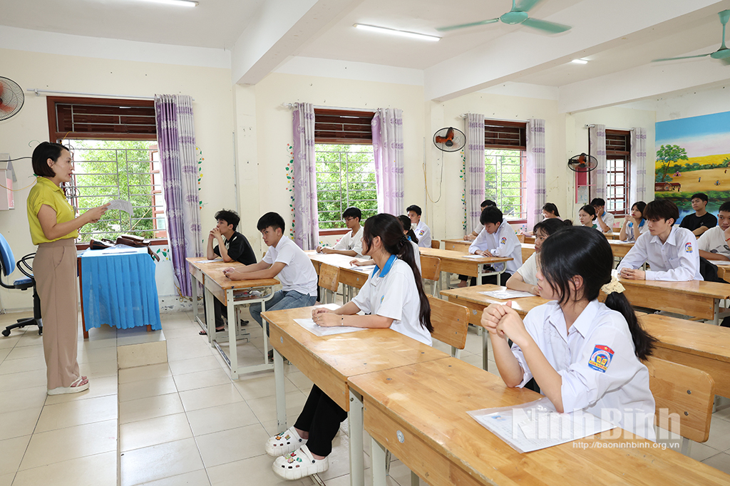 Cán bộ coi thi phổ biến quy chế thi, lịch thi tại điểm thi Trường THPT Gia Viễn A.