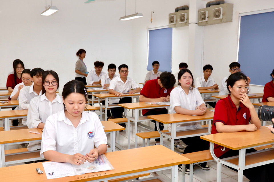 Thí sinh thi môn Ngữ văn tại điểm thi Trường THPT Hai Bà Trưng (Vĩnh Phúc). Ảnh: TTXVN