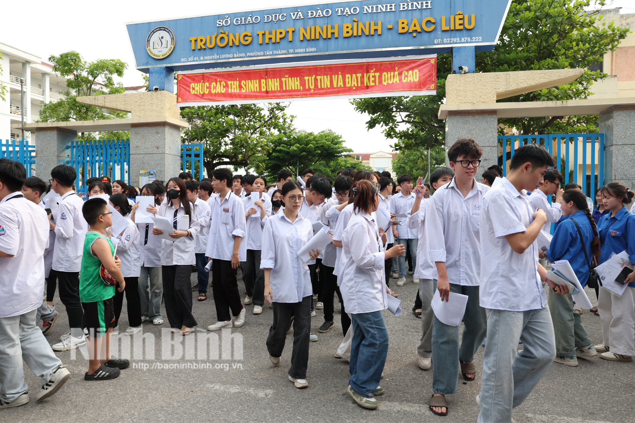 Các thí sinh tại điểm thi Trường THPT Ninh Bình- Bạc Liêu ra về sau buổi thi môn Toán.