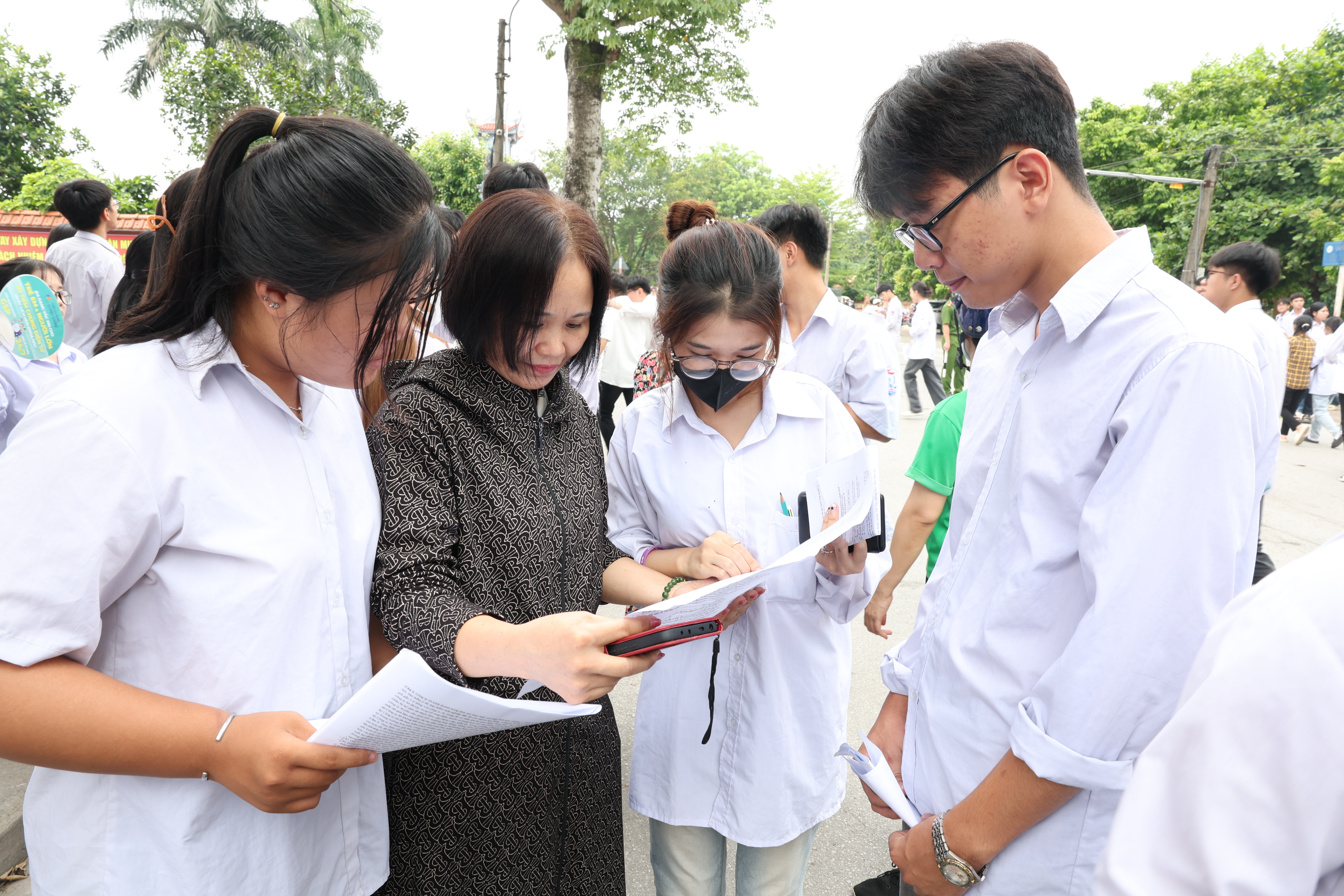 Thí sinh thi Chương trình giáo dục phổ thông 2018 hoàn thành bài thi môn lựa chọn. Ảnh: MInh Quang