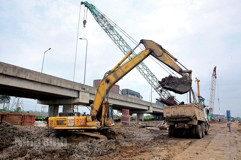 Thi công tuyến đường cao tốc Bắc-Nam đoạn Cao Bồ-Mai Sơn.