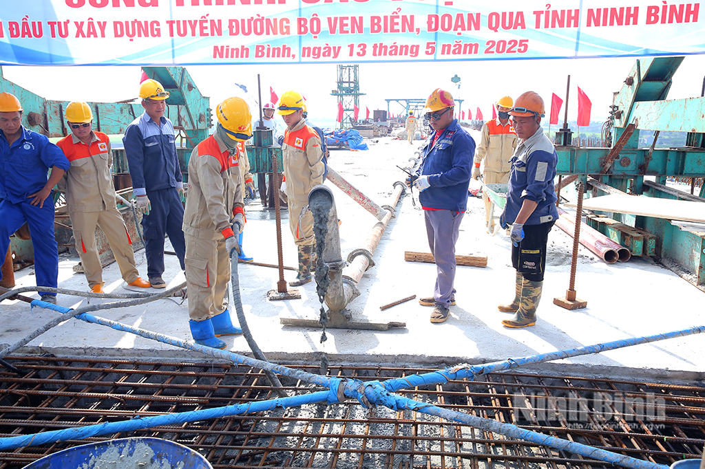 Hợp long công trình cầu vượt sông Đáy, thuộc Dự án Đầu tư xây dựng tuyến đường bộ ven biển đoạn qua tỉnh Ninh Bình. Ảnh: Anh Tuấn