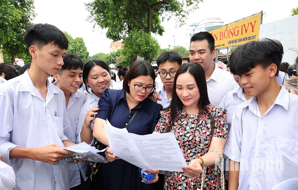 Điểm thi Trường THPT Đinh Tiên Hoàng (thành phố Hoa Lư) sau giờ thi môn Ngoại ngữ. Ảnh: Minh Quang