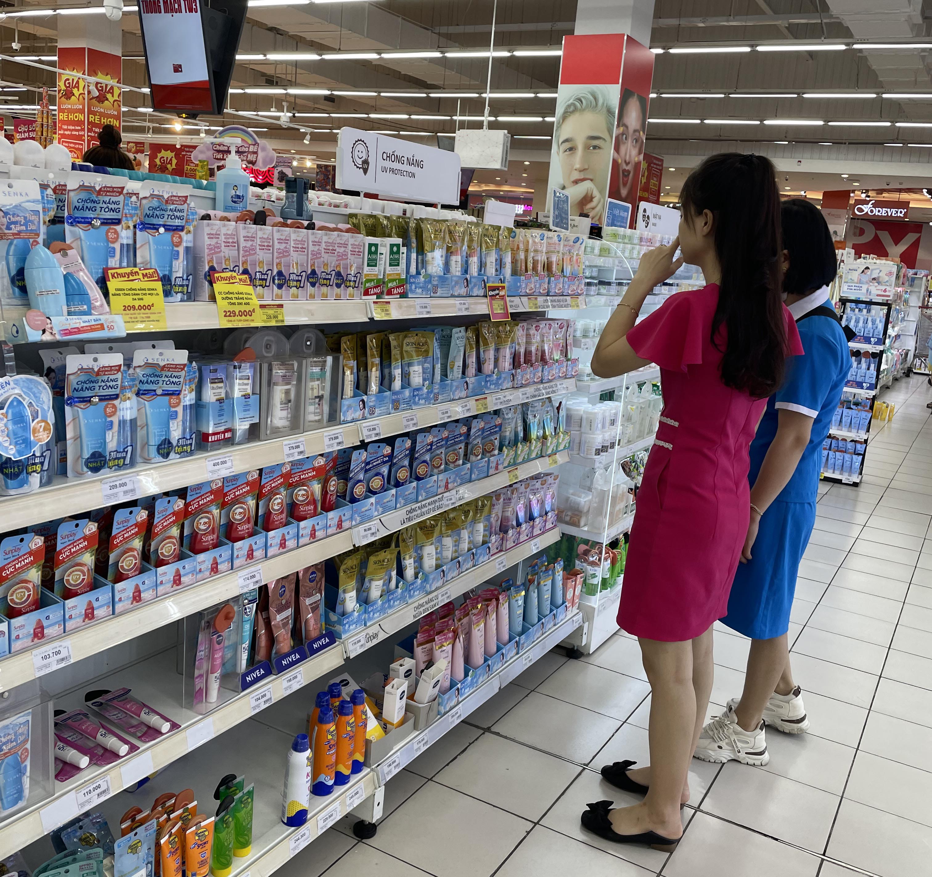 Người dân mua sắm tại siêu thị Go, Ninh Bình.