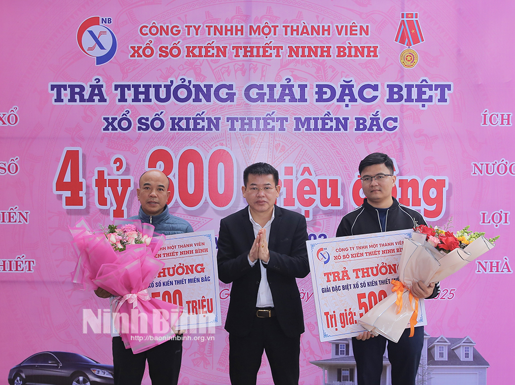 Lãnh đạo Công ty TNHH MTV Xổ số kiến thiết Ninh Bình trao thưởng cho người may mắn trúng giải (tháng 2/2025). Ảnh: P.V