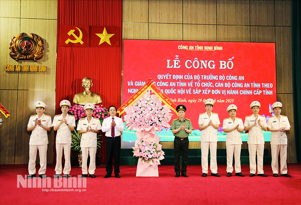 Đồng chí Chủ tịch UBND tỉnh Phạm Quang Ngọc tặng hoa chúc mừng Ban Giám đốc Công an tỉnh.