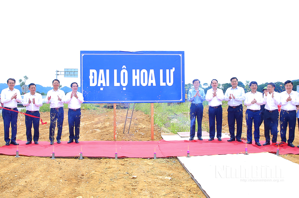 Các đại biểu thực hiện nghi thức gắn biển Đại lộ Hoa Lư.