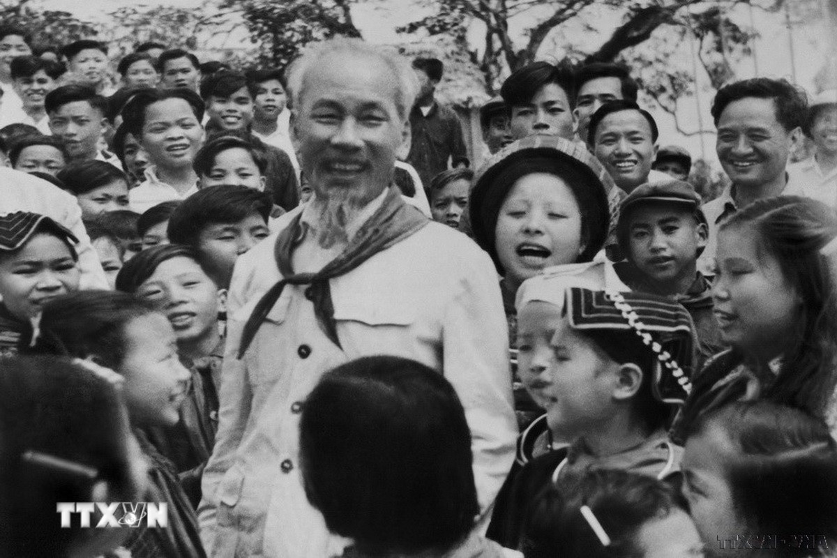 ttxvn-bac-ho-voi-thieu-nhi-5.jpg