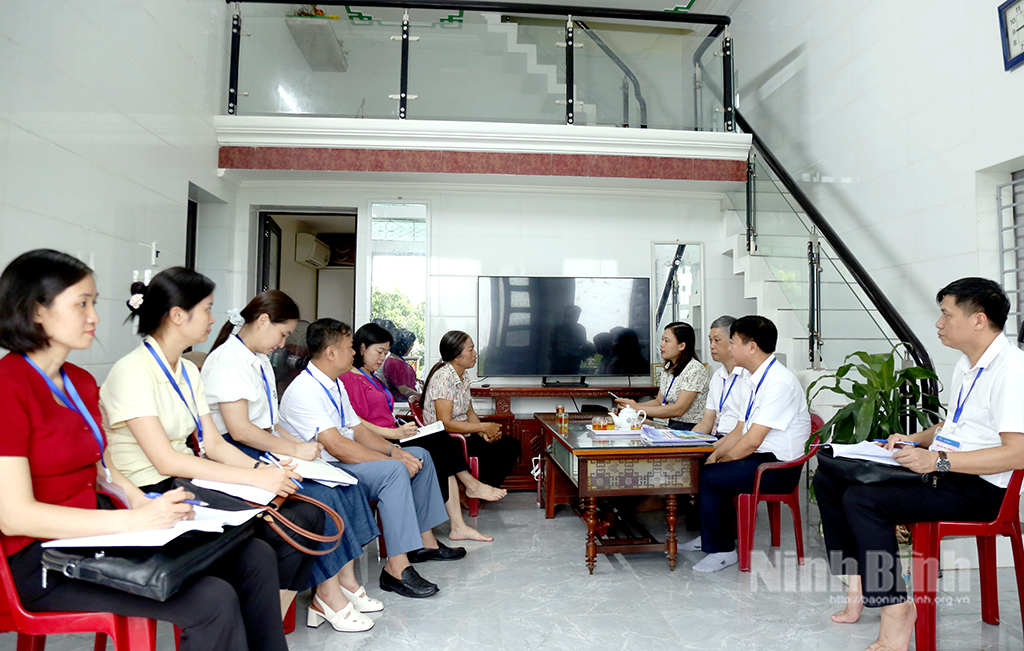 Đại diện Ban chỉ đạo Tổng đều tra, giám sát viên cấp tỉnh tham dự phỏng vấn điều tra tại hộ dân cư thuộc xã Phát Diệm.