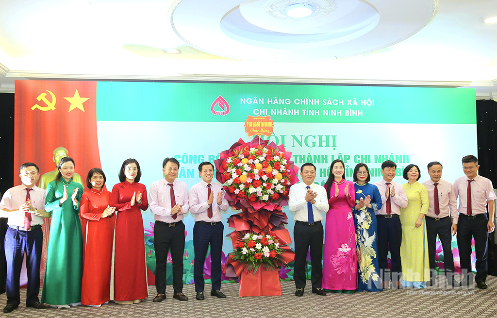 Đồng chí Nguyễn Cao Sơn, Tỉnh ủy viên, Phó Chủ tịch UBND tỉnh tặng hoa chúc mừng Ngân hàng CSXH Chi nhánh tỉnh Ninh Bình.