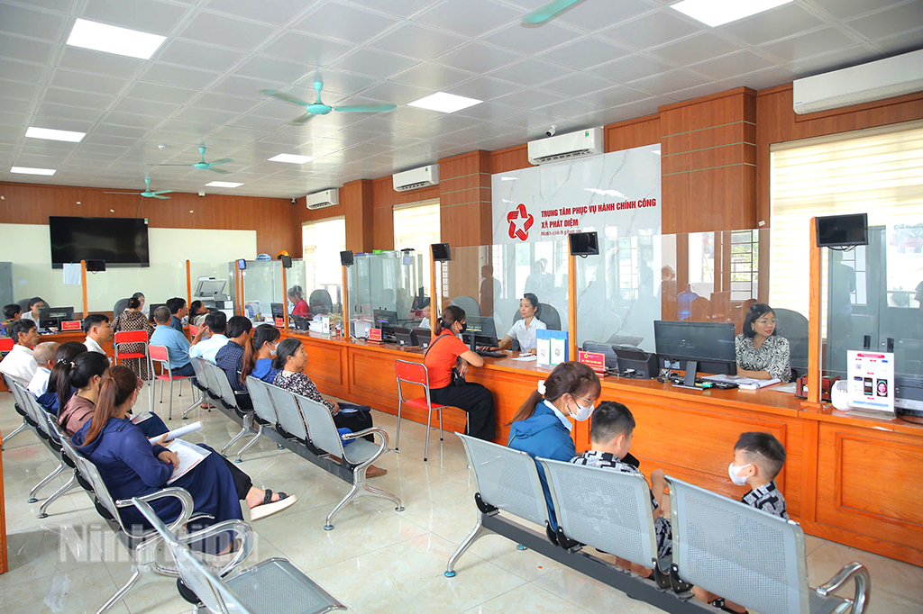 Tại Trung tâm phục vụ hành chính công xã Phát Diệm có khá đông người dân đến làm thủ tục hành chính nhưng vẫn đảm bảo trật tự, thông suốt. Ảnh: Anh Tuấn)