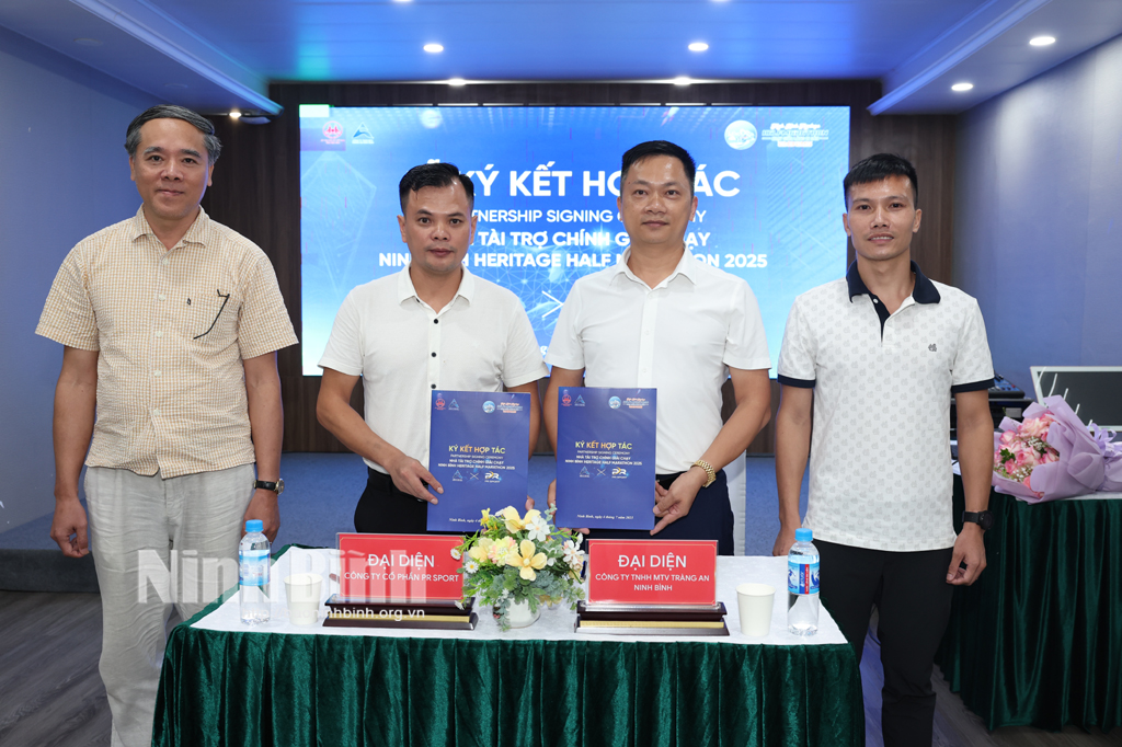 Đại diện Công ty TNHH MTV Tràng An Ninh Bình và Công ty cổ phần PR Sport ký kết hợp tác.