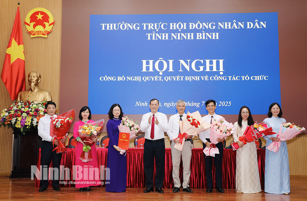 Đồng chí Lê Quốc Chỉnh, Phó Bí thư Tỉnh ủy, Chủ tịch HĐND tỉnh trao Quyết định, tặng hoa chúc mừng các đồng chí được chỉ định giữ chức Trưởng, Phó các Ban của HĐND tỉnh.