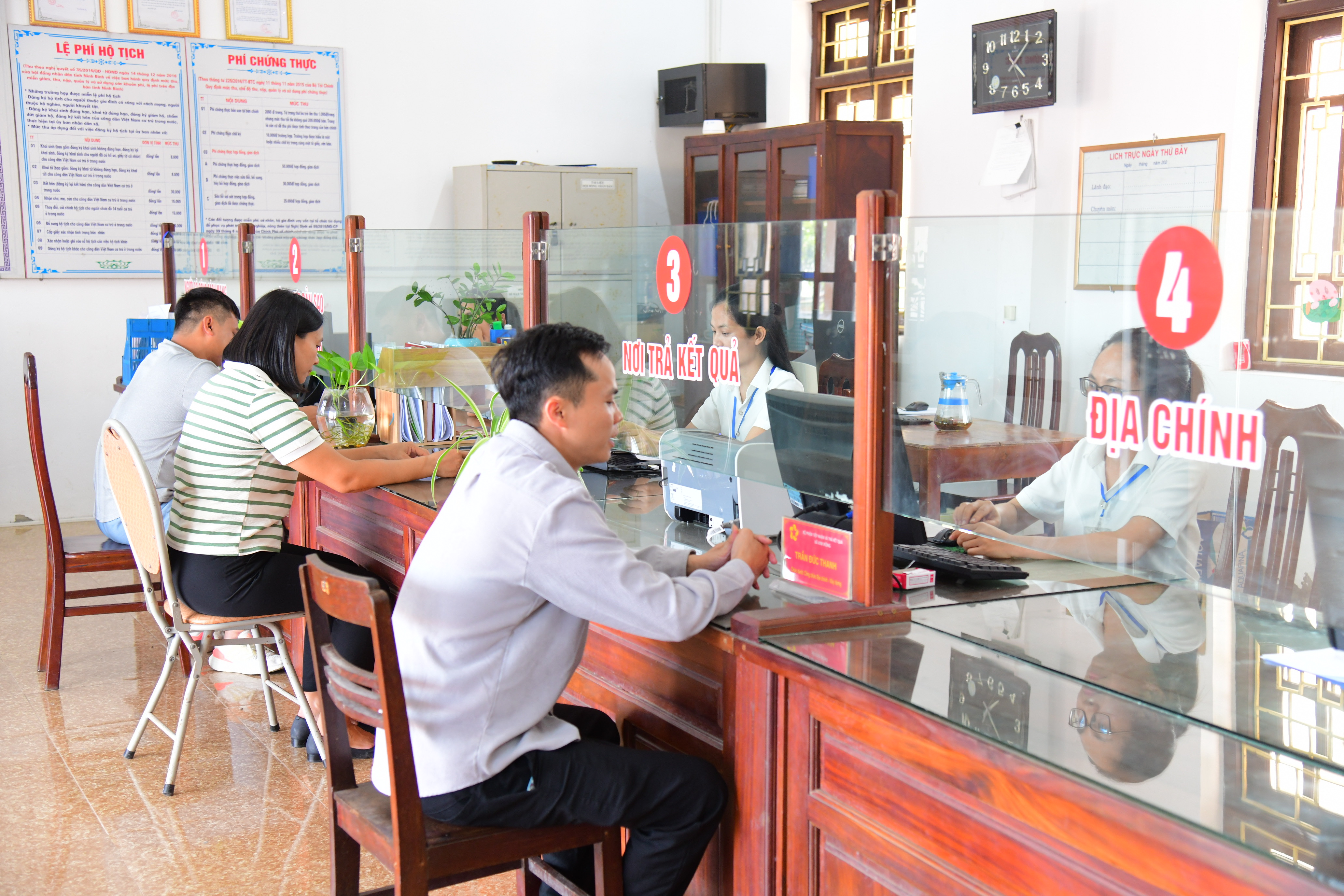 Thực hiện các thủ tục hành chính tại Trung tâm Phục vụ hành chính công xã Kim Đông. Ảnh: Hồng Giang