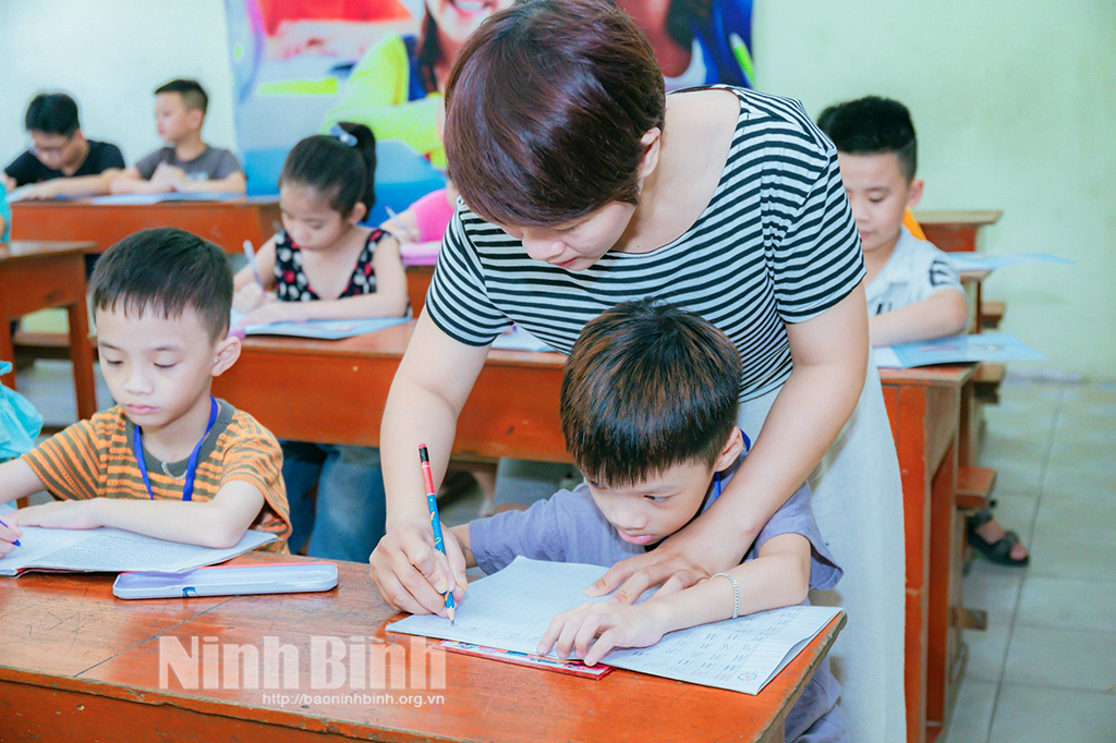 Nét chữ đầu tiên (Trẻ em tập viết chữ tại Trung tâm Văn hoá thanh, thiếu niên phường Nam Định).