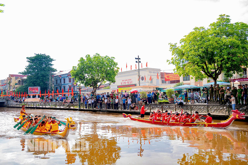 Thi chèo thuyền thu hút đông đảo nhân dân đến xem, cổ vũ.