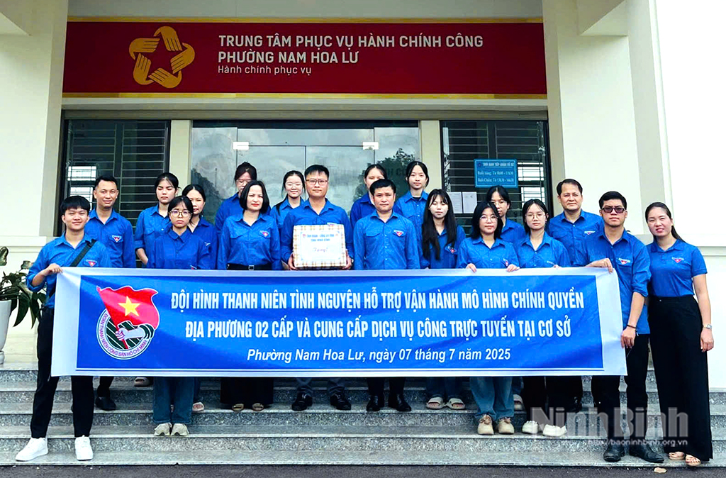 Đội hình thanh niên tình nguyện hỗ trợ vận hành mô hình chính quyền địa phương 2 cấp tại Trung tâm Phục vụ hành chính công phường Nam Hoa Lư.