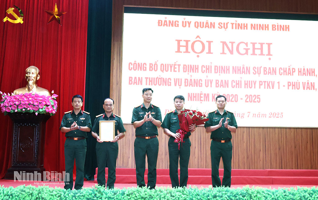 Thượng tá Nguyễn Công Chiến, Phó Chỉ huy trưởng, Tham mưu trưởng Bộ CHQS tỉnh trao Quyết định và tặng hoa chúc mừng Ban Thường vụ Đảng uỷ BCH Phòng thủ khu vực 1-Phù Vân.