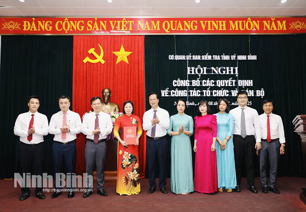 Đồng chí Nguyễn Anh Tuấn, Ủy viên Ban Thường vụ Tỉnh ủy, Chủ nhiệm UBKT Tỉnh ủy trao các Quyết định về công tác cán bộ.