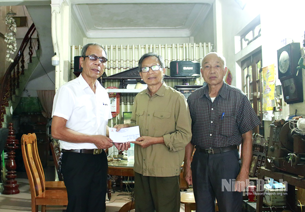 Gia đình nạn nhân Nguyễn Lương Bằng ở xã Giao Bình được nhận quà từ Hội Nạn nhân chất độc da cam địa phương.