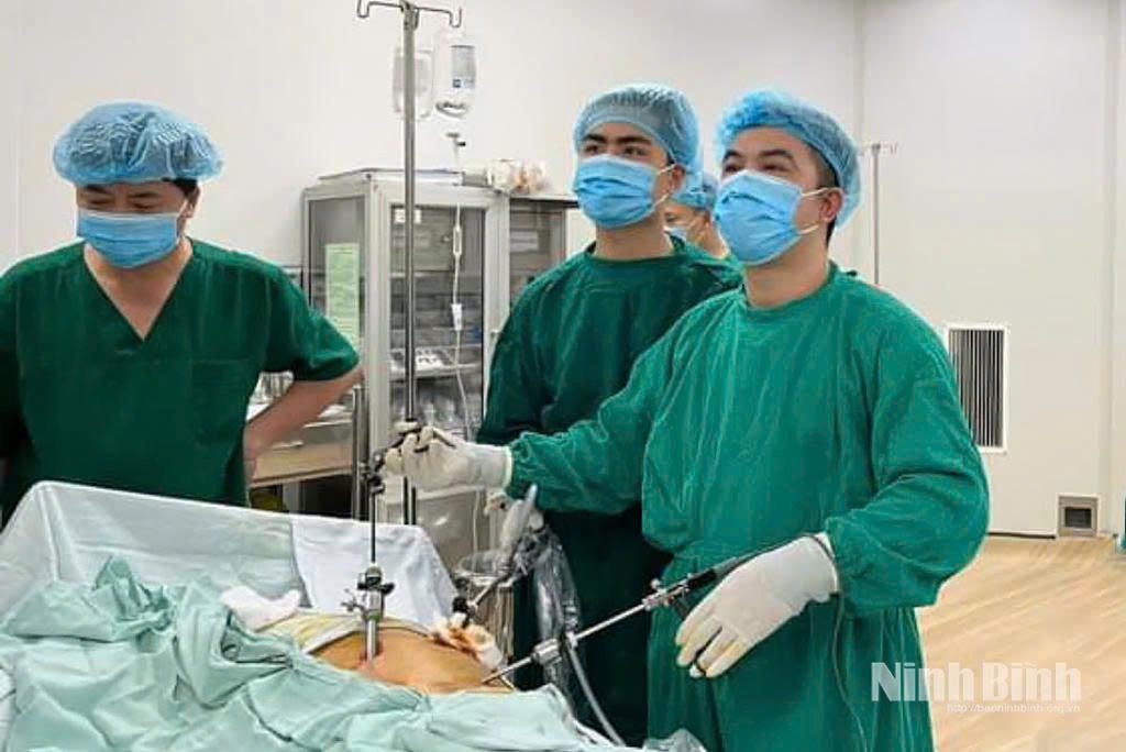 Đại tá, bác sĩ CK2 Đặng Đức Tâm, Giám đốc Bệnh viện Quân y 5 (ngoài cùng bên phải) mổ phẫu thuật nội soi cắt u xơ tiền liệt tuyến.