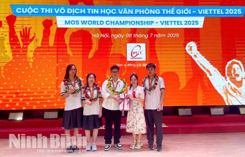 Cô, trò Trường THPT chuyên Lê Hồng Phong tại lễ trao giải. (Ảnh nhà trường cung cấp)