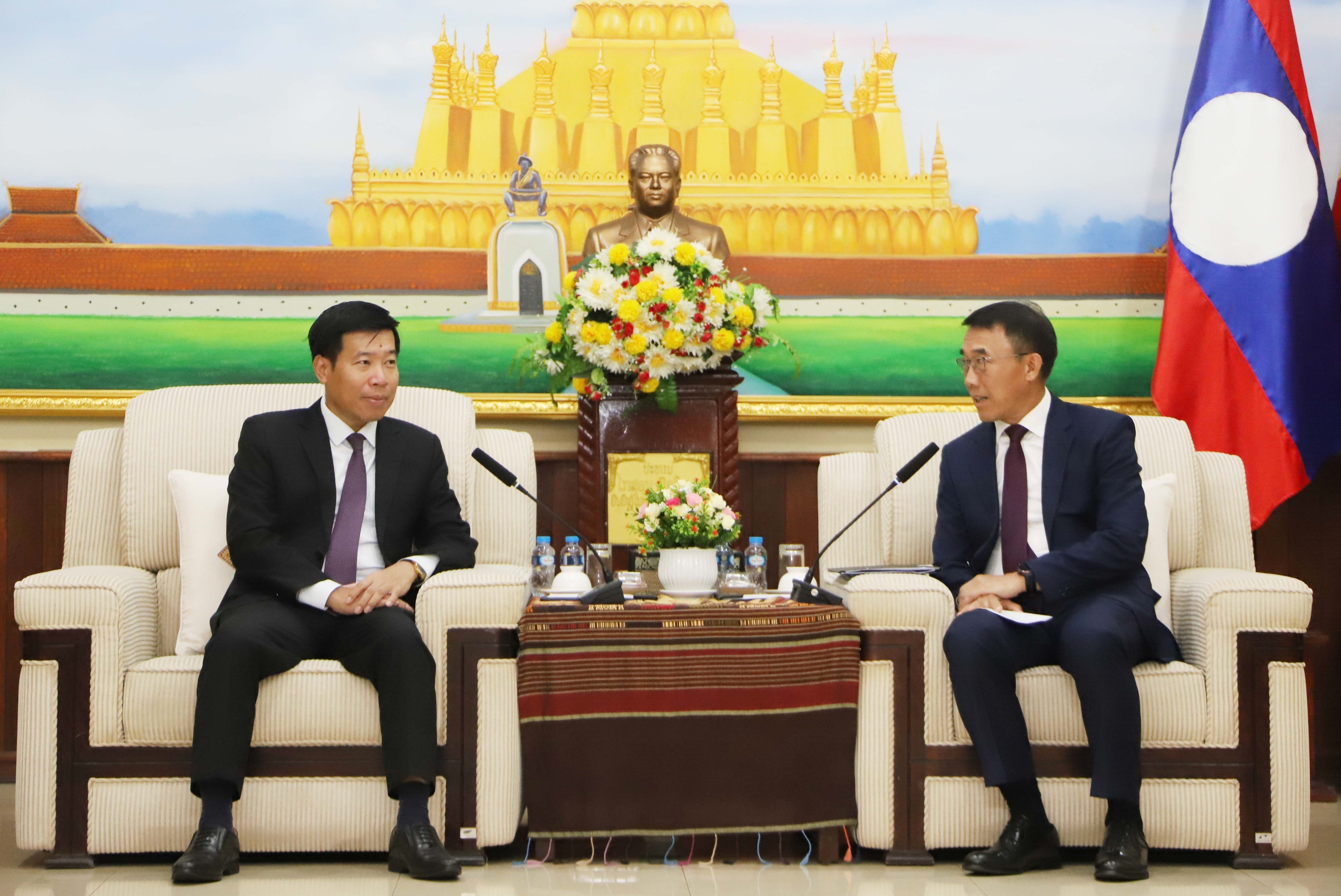 Quyền Trưởng ban Đối ngoại Trung ương Lào Bounlua Phandanouvong tiếp Thứ trưởng Bộ Ngoại giao Việt Nam Nguyễn Mạnh Cường. Ảnh: TTXVN