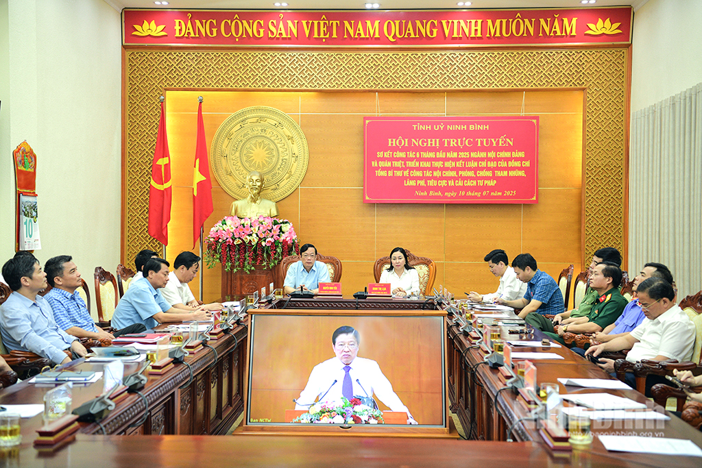 Các đại biểu dự Hội nghị tại điểm cầu Ninh Bình.