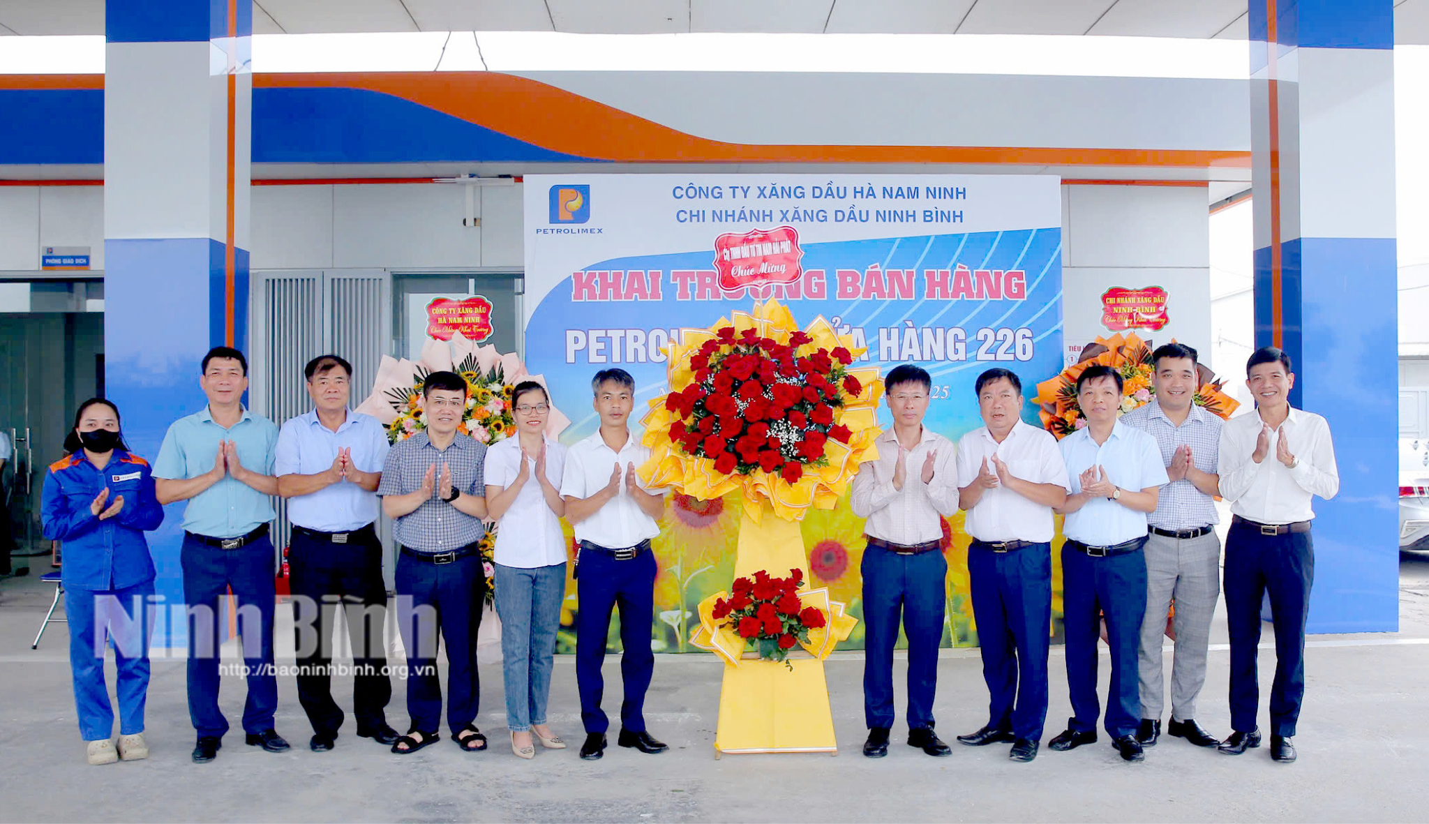 Lãnh đạo Công ty và Chi nhánh Xăng dầu Ninh Bình tặng hoa chúc mừng Cửa hàng 226.