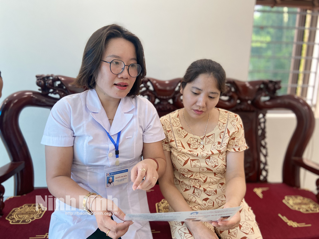 Viên chức dân số xã Liêm Hà tuyên truyền cho phụ nữ trong độ tuổi sinh đẻ về sàng lọc trước sinh và sơ sinh.